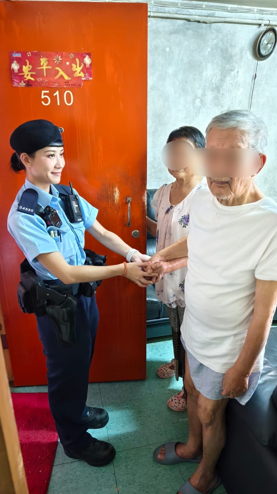 警員成功將老翁帶回家與其妻子團聚。