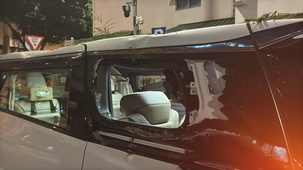 乘客位車窗碎裂。 乘客位車窗碎裂。