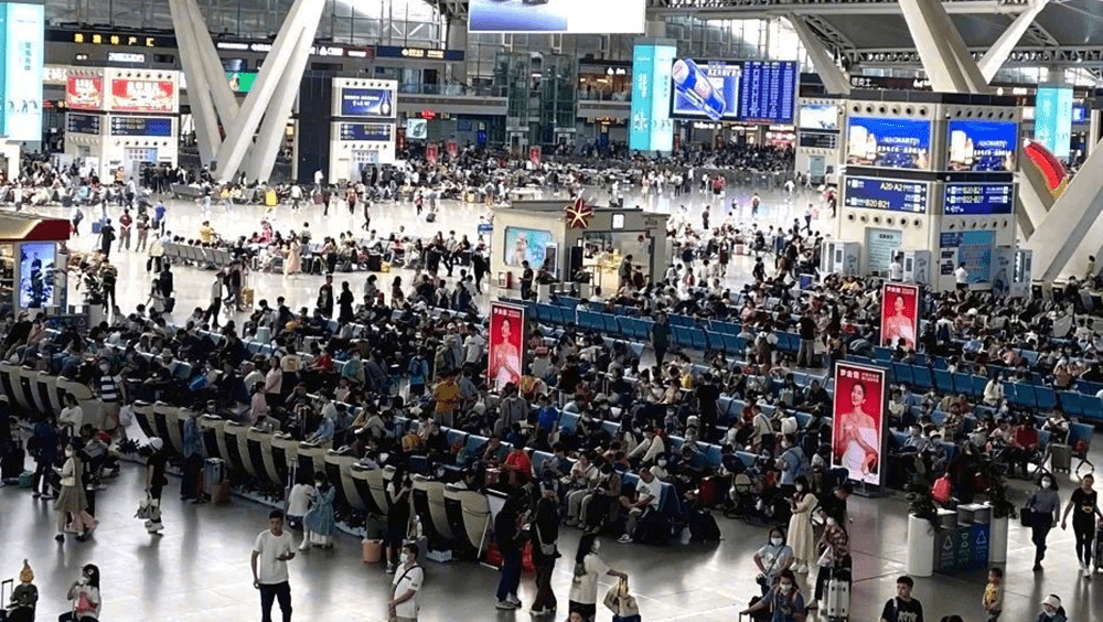五一長假預計鐵路單日客流將創新紀錄,日均發送旅客逾1500萬人次。