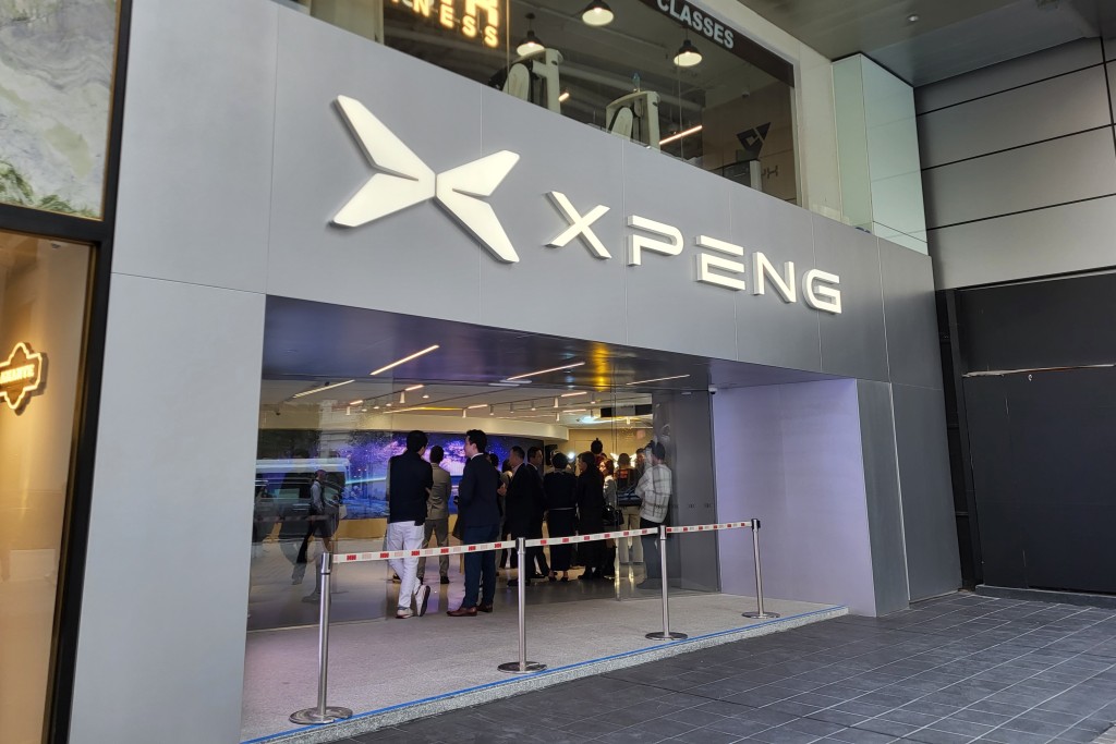 小鵬汽車(XPENG)全新科技展廳旗艦店位於灣仔合和中心地下,今天(3月21日)下午正式開幕。