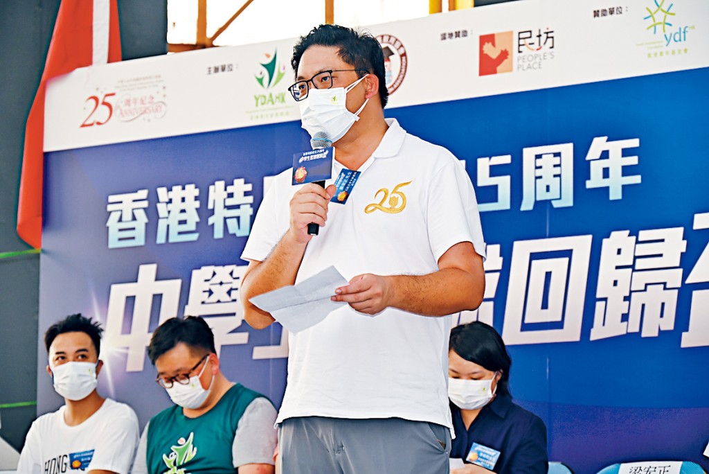 民政及青年事務局副局長梁宏正,勉勵年青人要積極參與體育活動。 民政及青年事務局副局長梁宏正,勉勵年青人要積極參與體育活動。