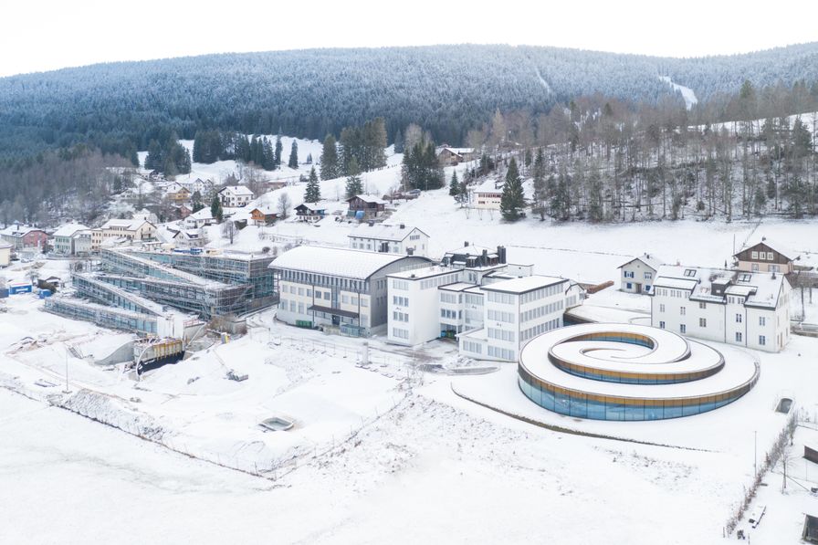 冬季披上白雪的品牌基地,又是另一番美麗風景。