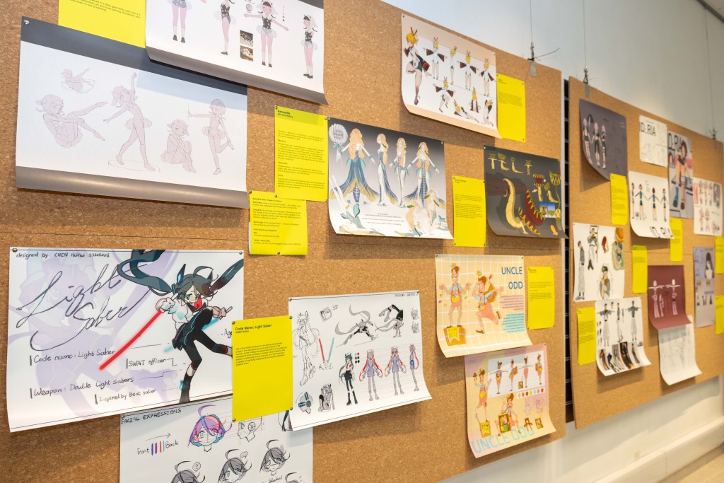 课程讲求创意，学生有不少机会创作。图为校内的作品展览。
