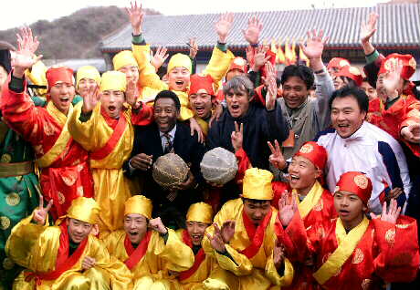 球王比利 2002年访华，与时任中国足球队领队米路天奴域等合照。