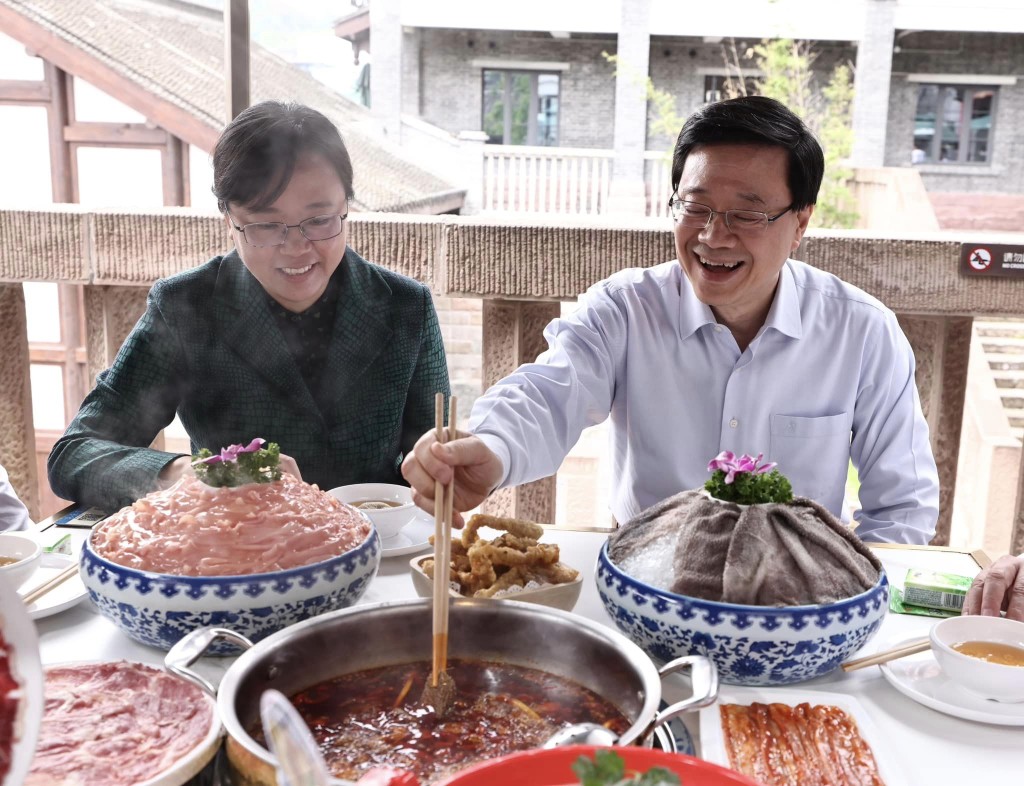 李家超与重庆市副市长张国智一同品尝麻辣火锅。李家超facebook图片