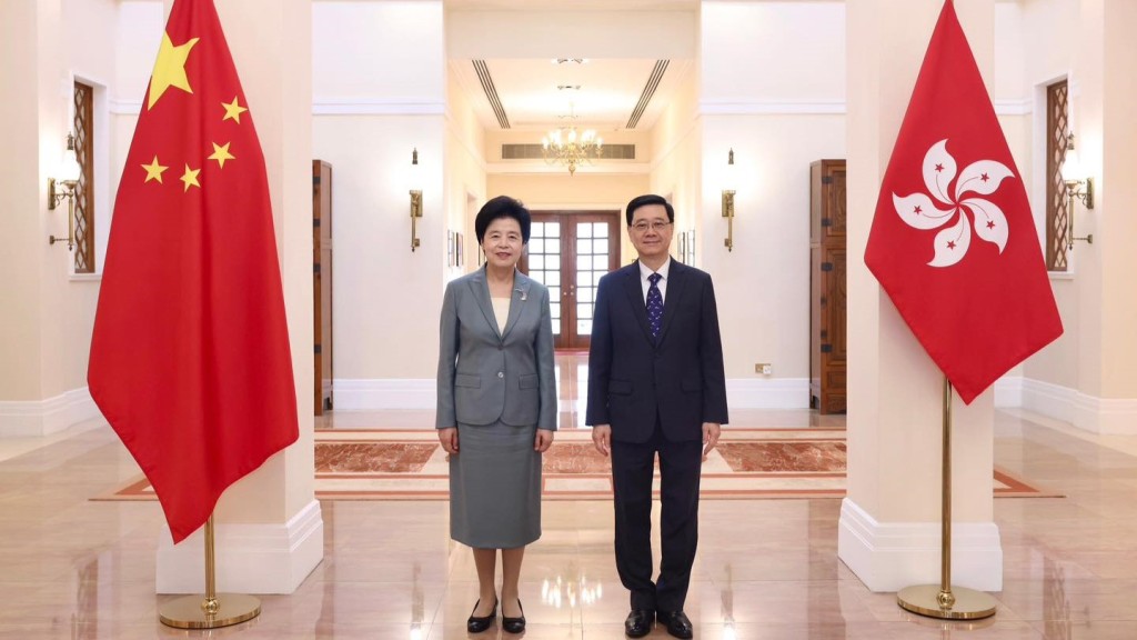 李家超( 右 )在禮賓府歡迎全國政協副主席咸輝( 左 )訪港指導。李家超fb