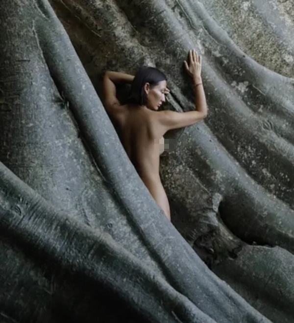俄罗斯女子Luiza Kosykh全裸与圣树拍照。 IG