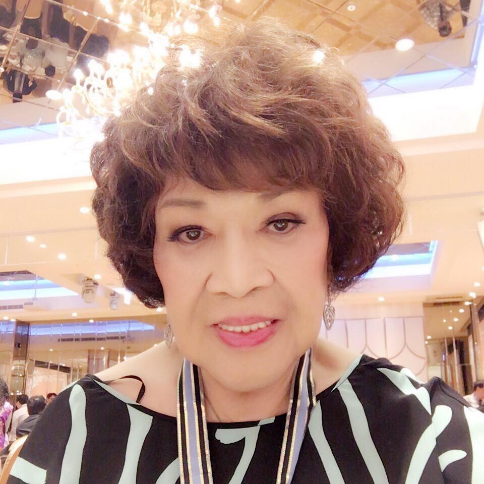 87歲周遊自從退休不當製作人後，除了投入獅子會，還經常和老公李朝永相偕遊山玩水，生活相當愜意。