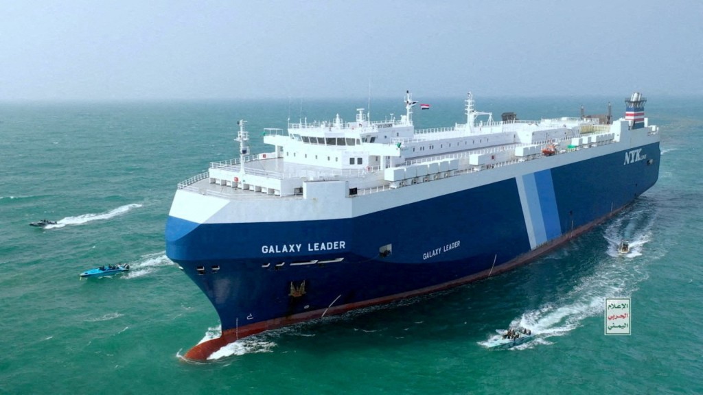 货船“银河领袖号”去年11月被也门胡塞武装劫持，据称该船由日本公司营运，但拥有人是以色列亿万富豪昂加尔。 路透社