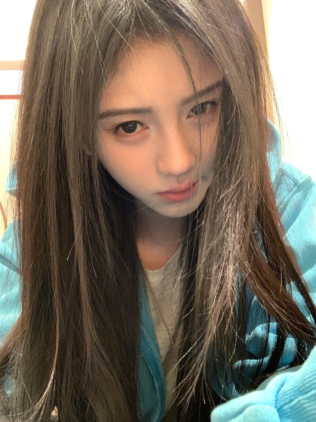 内地红星鞠婧祎遭实名举报逃税，消息成为热搜。微博