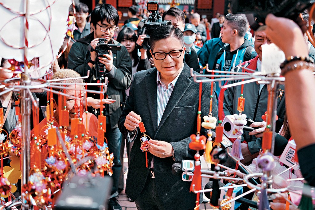 鄧炳強以88元購買車公廟小風車吊飾。