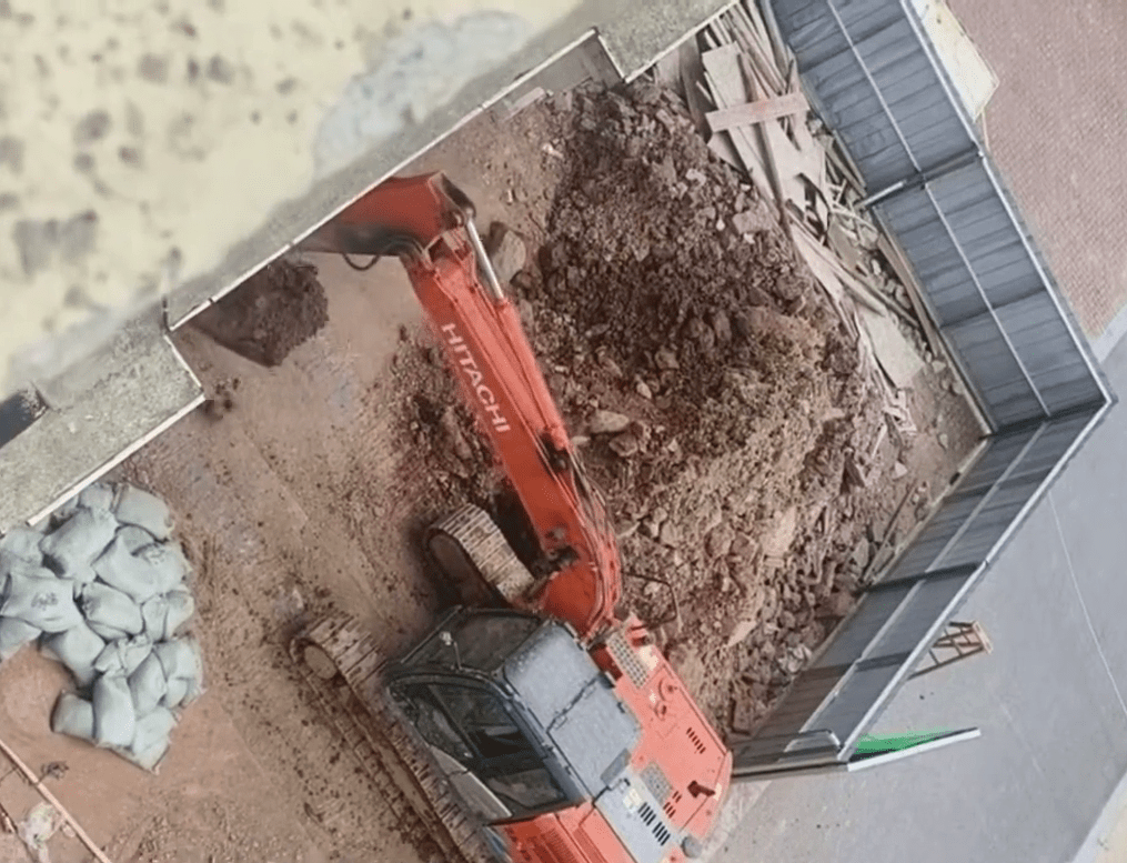 門面業主出動挖泥機偷挖地下室,且用3米高的圍欄遮擋著施工。 門面業主出動挖泥機偷挖地下室,且用3米高的圍欄遮擋著施工。