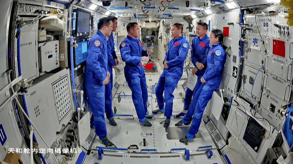 神舟二十三号与神舟二十一号乘组完成在轨道交接。 神舟二十三号与神舟二十一号乘组完成在轨道交接。