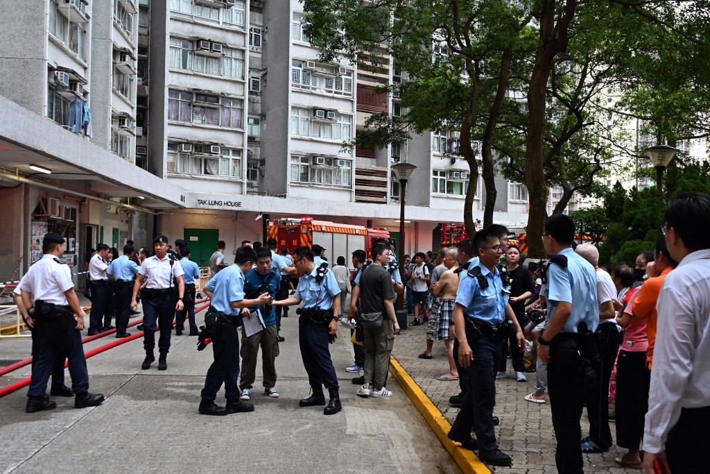 大批警员到场援助。  