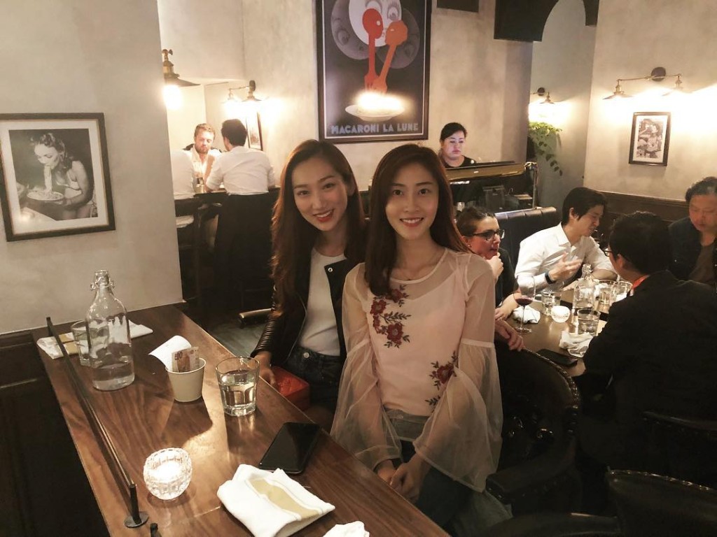 陈晓彤（右）同2021年港姐王嘉慧原来系朋友。