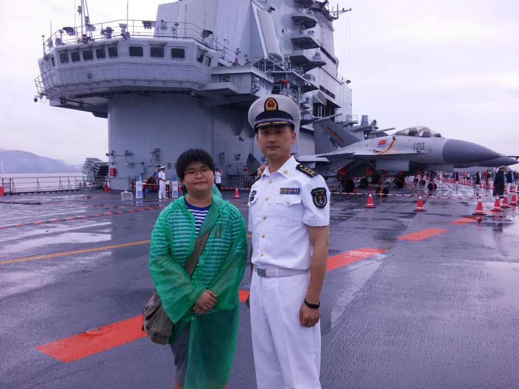 戴同學與艦上軍官合照。