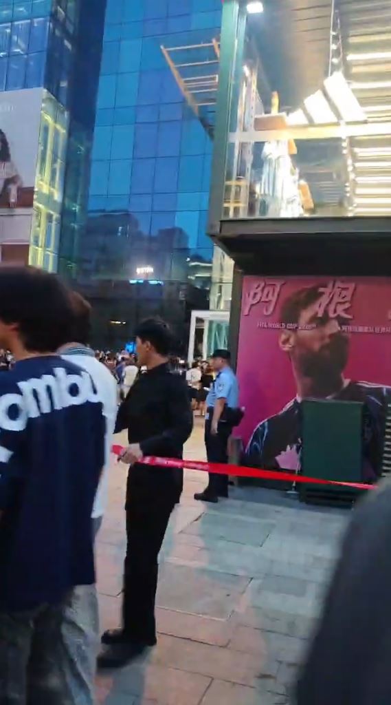 西安賽格商場商家嚴鵬傳被逼死，引發民眾不滿在商場外唱國歌示威。