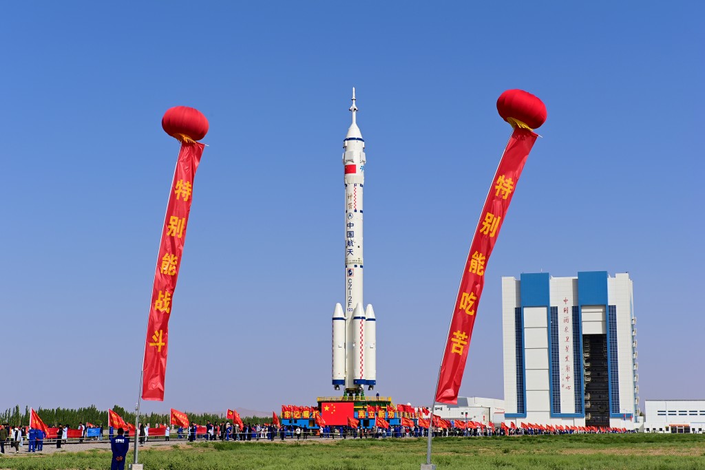 神舟二十三号载人飞船与长征二号F遥二十三运载火箭组合体转运至发射区。 新华社