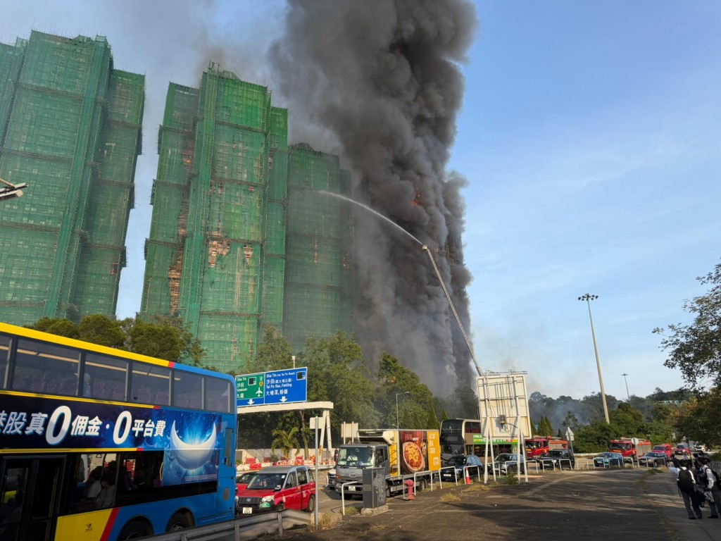 大埔宏福苑宏昌閣發生四級火警，消防到場升起雲梯灌救。曾志恒攝