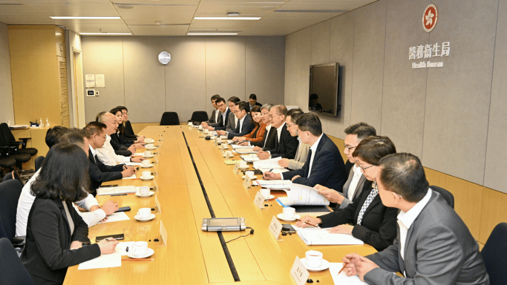 醫務衞生局局長盧寵茂今日（30日）與四川省中醫藥管理局局長田興軍率領的代表團舉行會議。