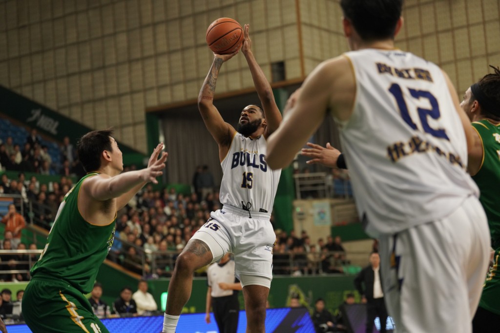 美臣钟斯全场贡献23分、7篮板及6助攻，无疑是赢波最大功臣。香港金牛图片