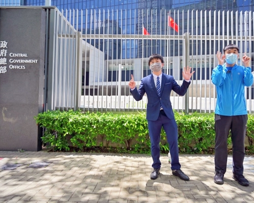 示威活動有兩人參加。