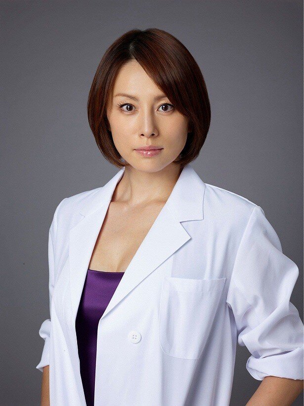 米仓凉子12年参演日剧《女医神Doctor X》,人气急升,攀上事业顶峰。