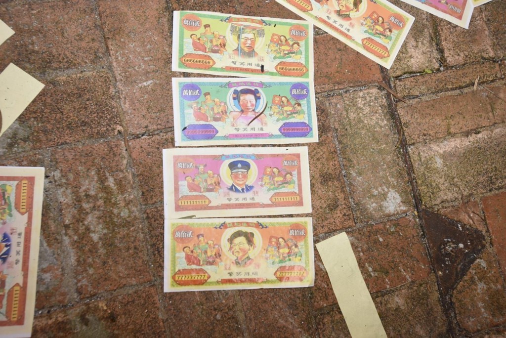 燒衣人士焚燒印有懷疑特首林鄭月娥及警務處處長盧偉聰肖像的衣紙。