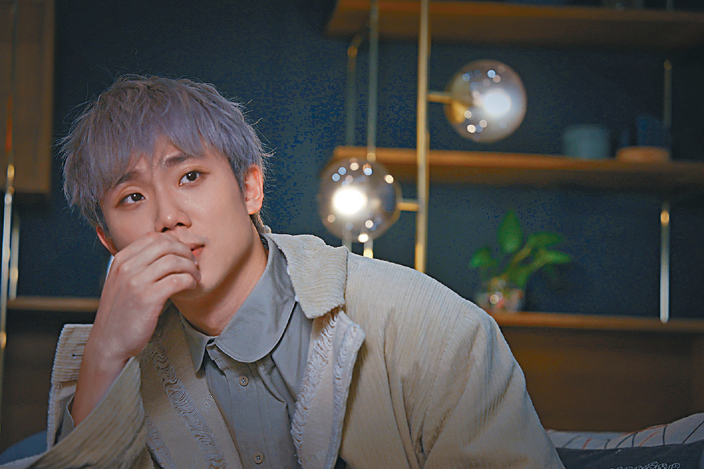 ■CY自言對冇戴眼鏡新形象未習慣，仲要時間慢慢適應。