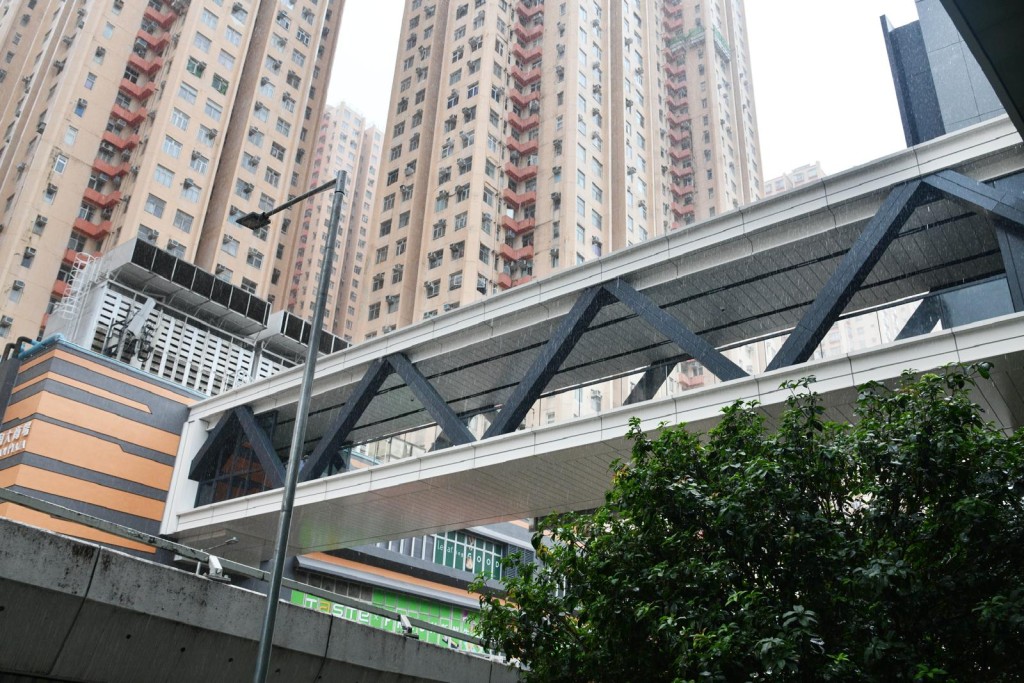 淘大天橋由恒隆出資興建和營運,24小時開放。 淘大天橋由恒隆出資興建和營運,24小時開放。