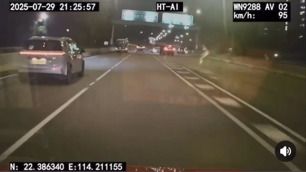 的士沿沙瀝公路往大老山隧道方向行駛。網上片段截圖 的士沿沙瀝公路往大老山隧道方向行駛。網上片段截圖