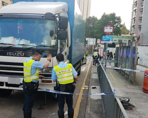青衣貨車撞倒踏單車男子捲入車底。