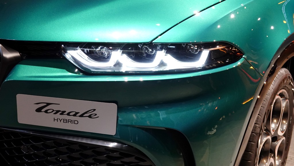 爱快Alfa Romeo Tonale头灯3+3 LED灯设计灵感源自1989年SZ跑车。