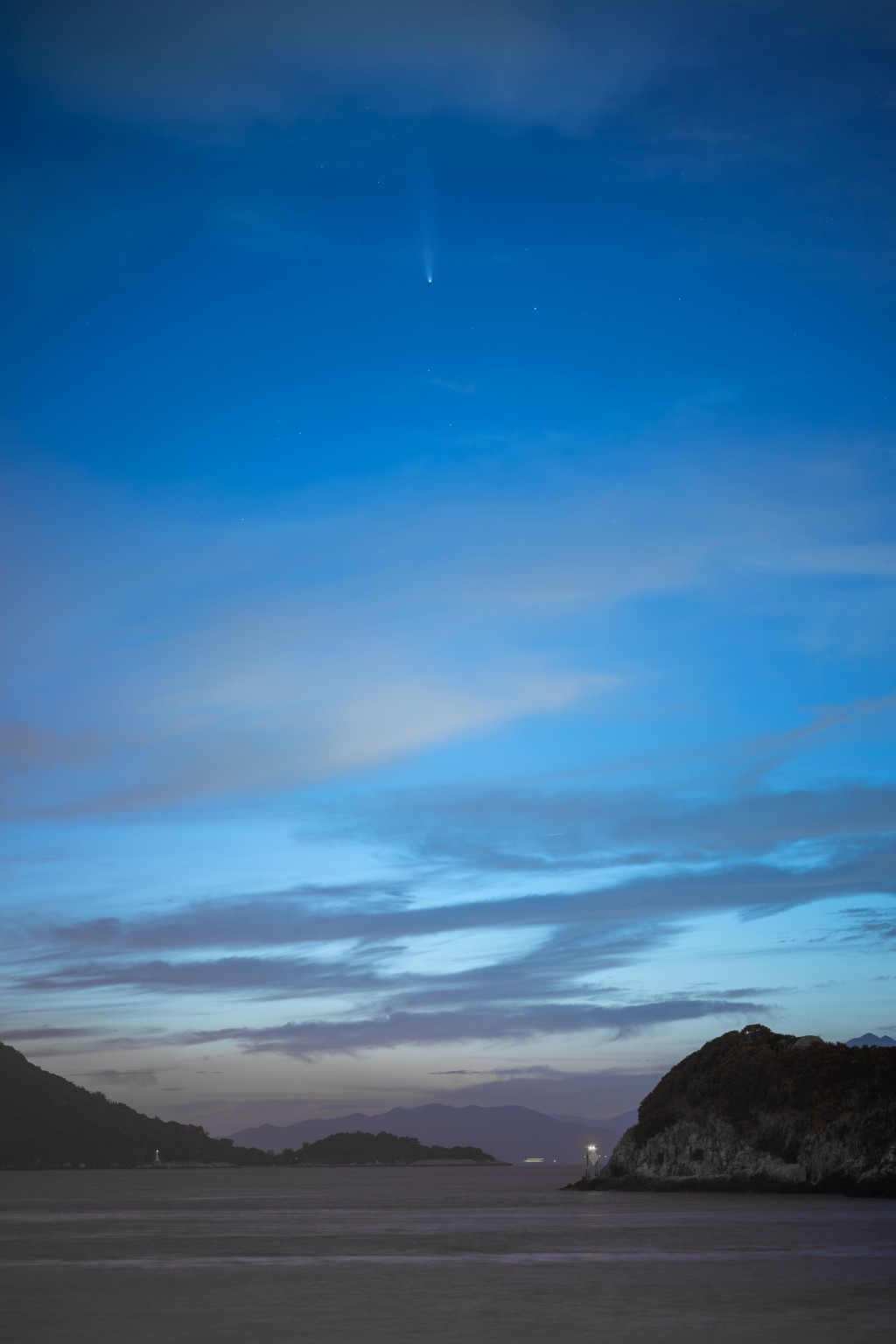 記者在南區海怡半島向西面的夜空，拍攝到紫金山—阿特拉斯彗星。蘇正謙攝