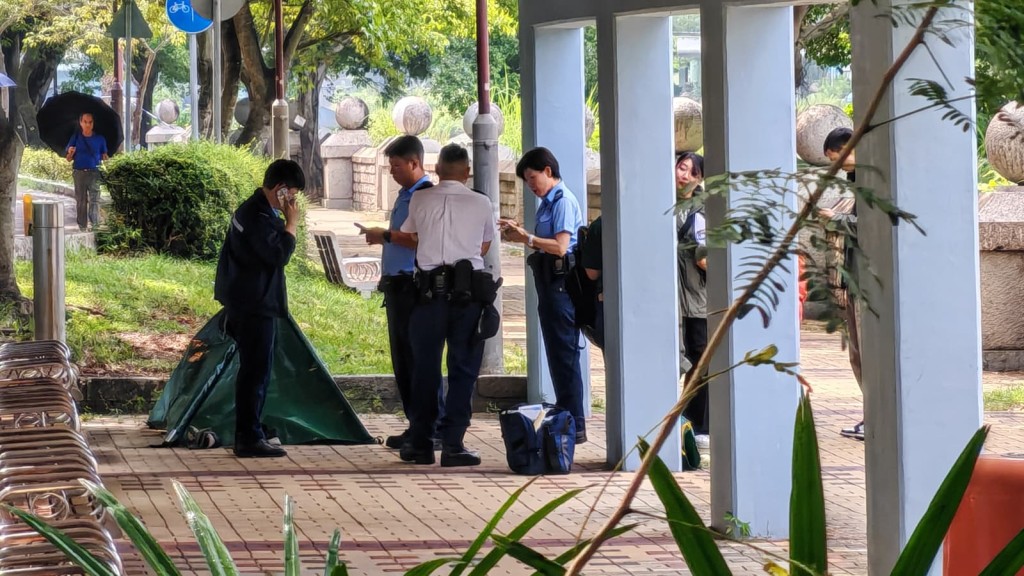 墮河男子當場死亡，警員在場調查。蔡楚輝攝