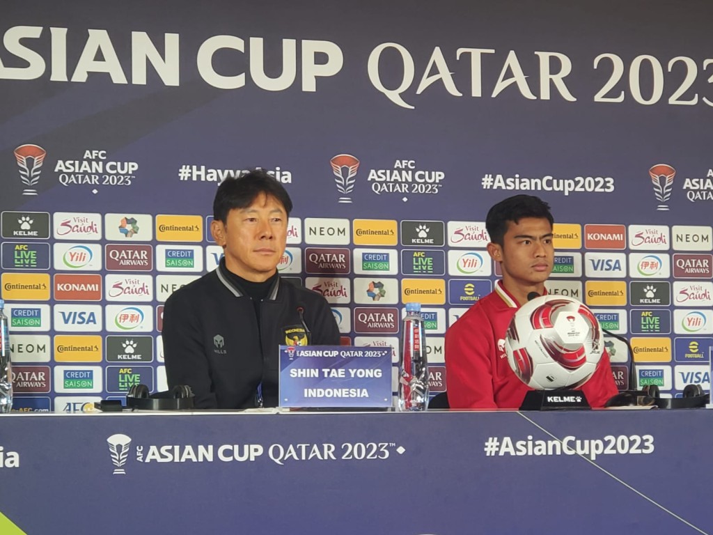 南韩籍教练申台龙（左）带领印尼出线，记者会回答有关对澳洲的问题。（吴家祺摄）