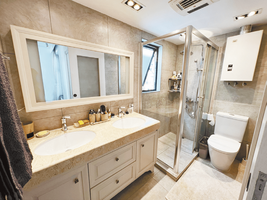 浴室采明厕设计， 有独立淋浴间，保持室内乾湿分离。