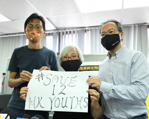 王凤瑶(中)在朱凯廸(左)及张超雄(右)陪同下，公开遭内地当局扣留近14个月的经历，并呼吁关注12名目前被扣押于盐田看守所的港人。