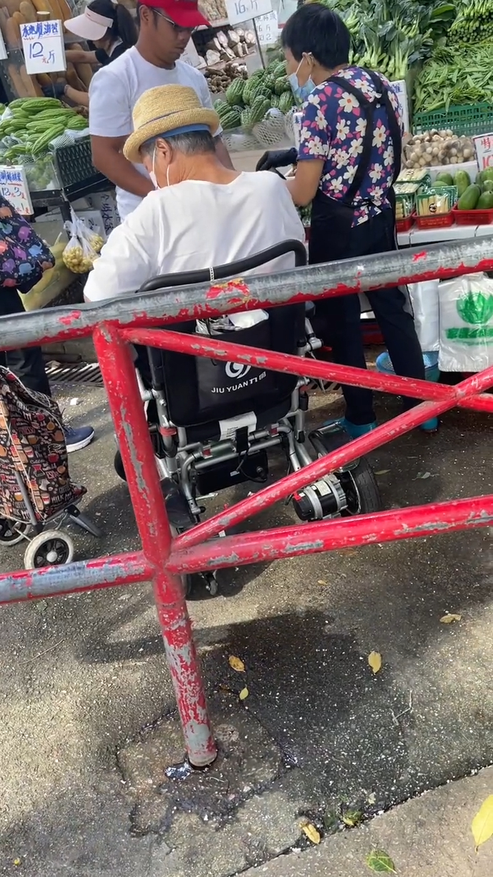 洪金寶全程以電動輪椅代步。