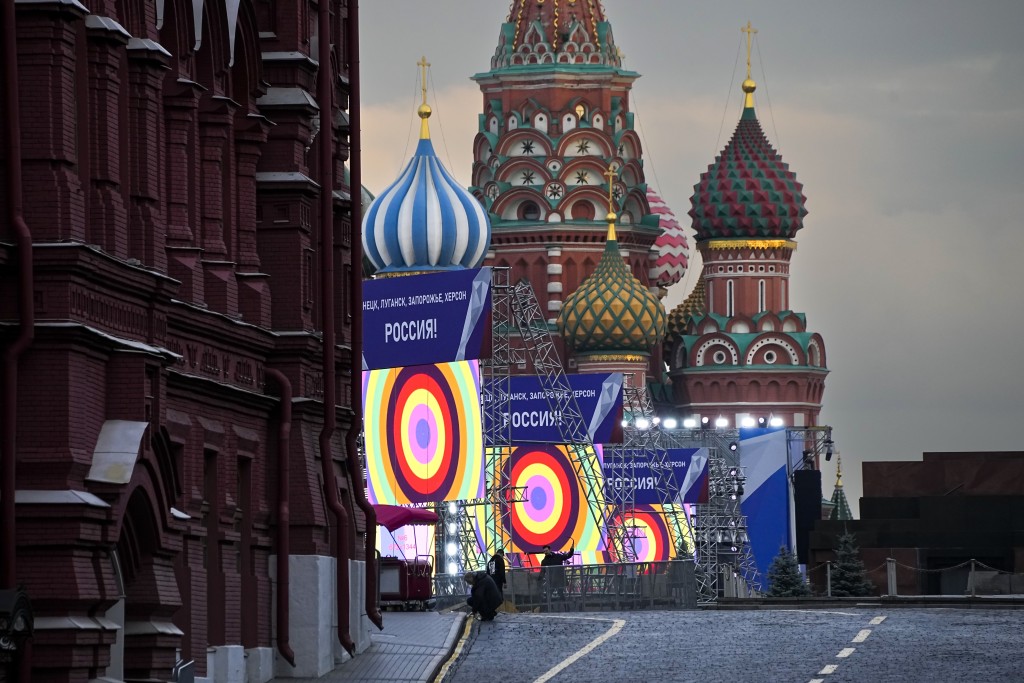 莫斯科人们在红场为一场音乐会做准备，上面写著「顿涅茨克、卢甘斯克、扎波罗热、赫尔松、俄罗斯」字样。AP