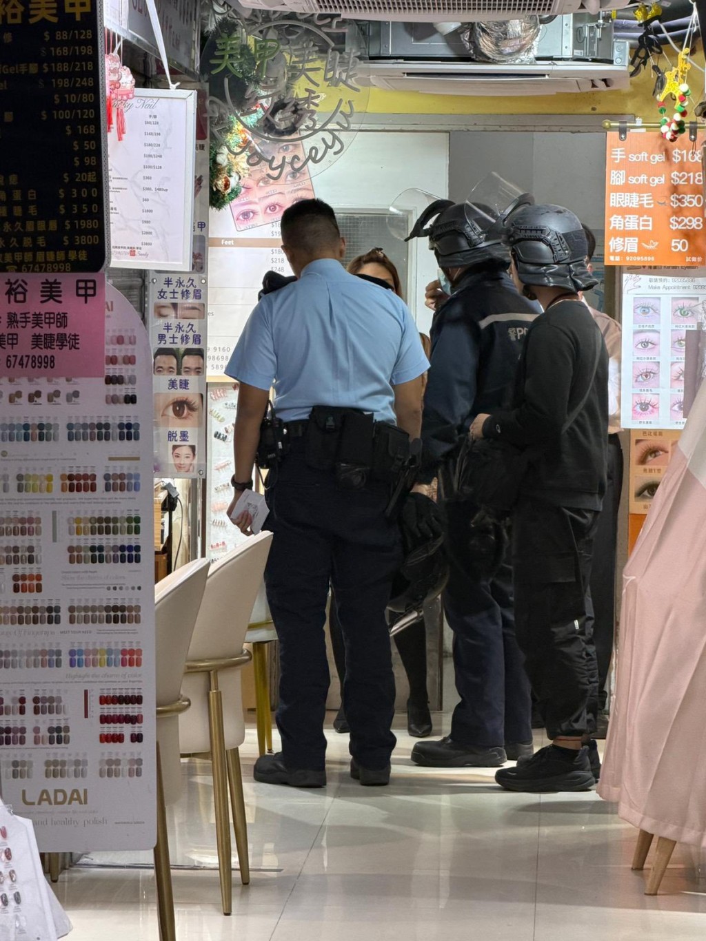 有警員戴頭盔到場調查。fb「元朗人」圖片