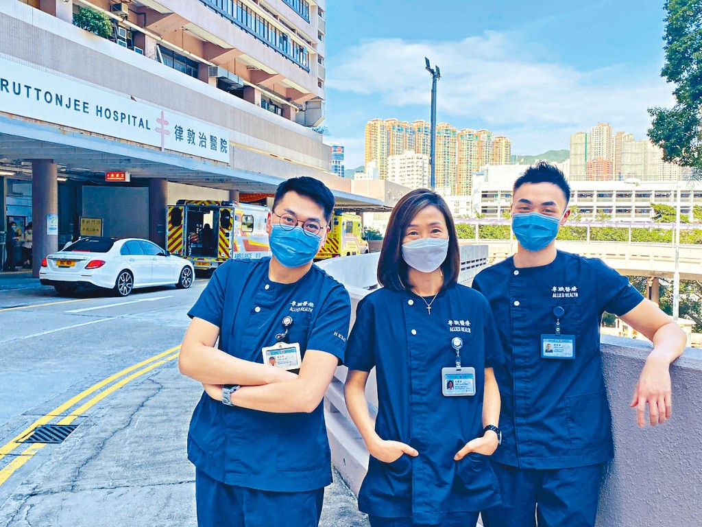 律敦治醫務社工陳栢熙(左)、職業治療師阮鳳姿(中)和物理治療師鍾建華。
