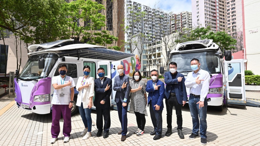 黃錦星（左四）、環境保護署助理署長（空氣質素政策）梁啟明（右三）、生產力促進局首席創新總監暨汽車科技研發中心行政總裁張梓昌（右二）、研發中心總經理頼敬文（右一）。政府圖片