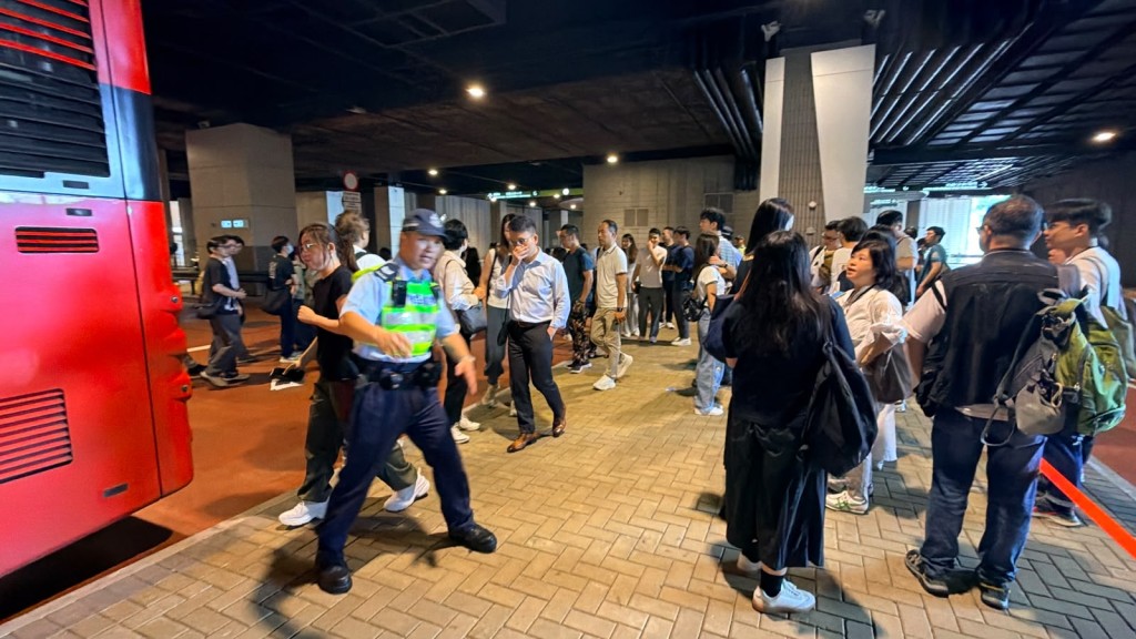在元朗形點巴士站，約200名公務員搭乘巴士到新皇崗口岸大樓。