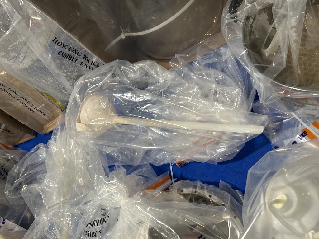 警方在單位內檢獲一批器具及設備,相信用作淨化及提煉懷疑依托咪酯粉末之用。曾志恒攝 警方在單位內檢獲一批器具及設備,相信用作淨化及提煉懷疑依托咪酯粉末之用。曾志恒攝