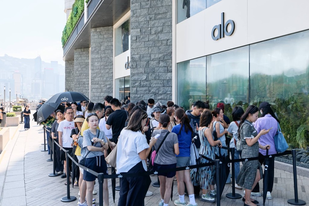 Alo Yoga 的大中華首店上月底於K11 MUSEA開業，廣受市民及旅客歡迎，排隊人潮甚至不時延伸至星光大道旁。