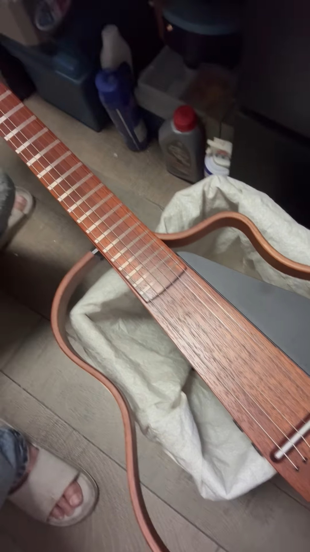 李龍基大晒新買的結他。 李龍基大晒新買的結他。