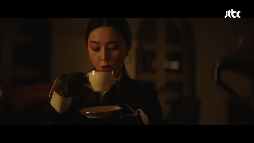 范冰冰邊享受咖啡。