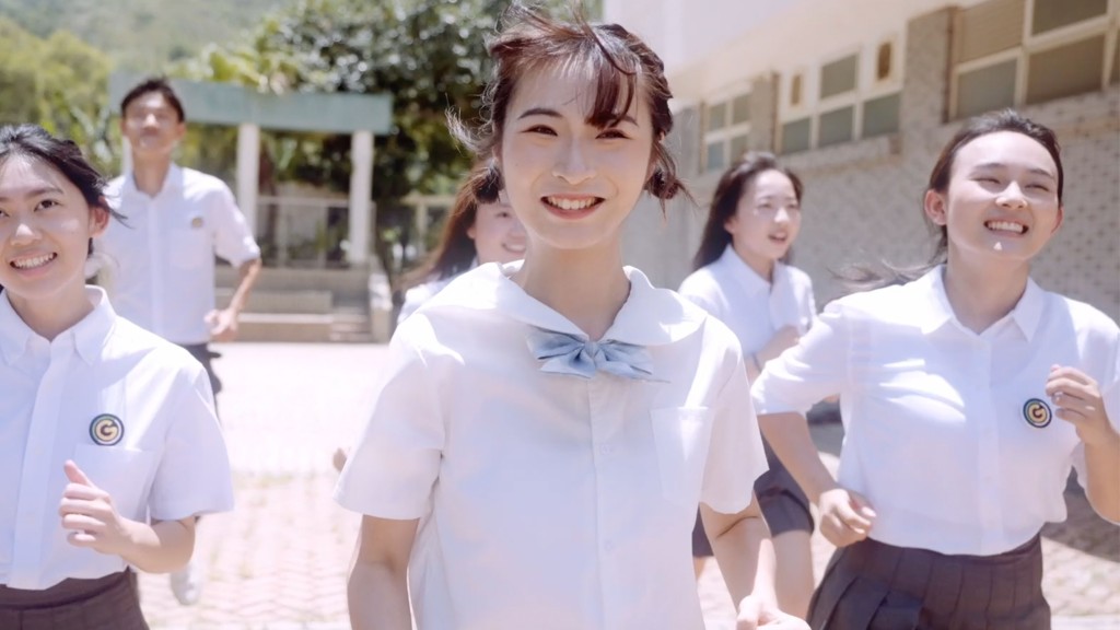 Lolly Talk成員Elka(鄭芷淇)日前錄製熱血校園MV《衝の伴》,為DSE考生送上祝福。 MV截圖