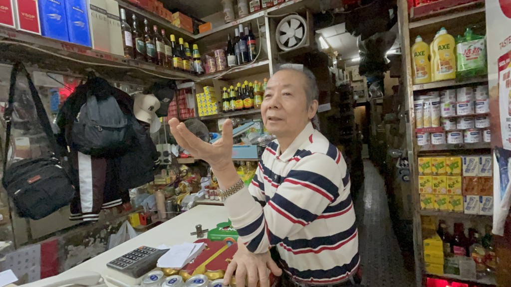 雜貨鋪負責人劉先生指有熟客在火警中喪生。